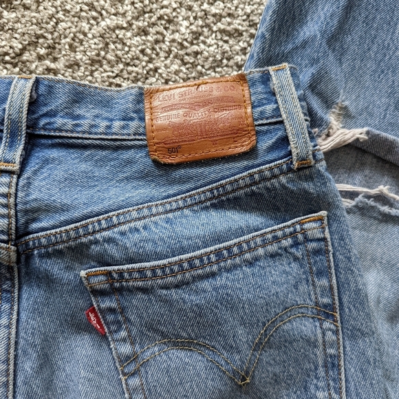 Distressed Levi Frayed Hem Jeans - Picture 3 of 8